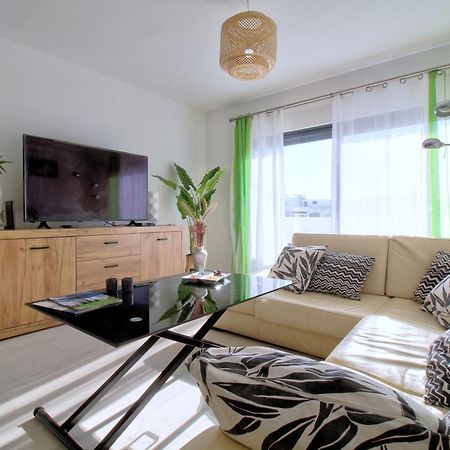 Апартаменти Center Location, Ac, Swimming Pool, And Parking Олян Екстер'єр фото