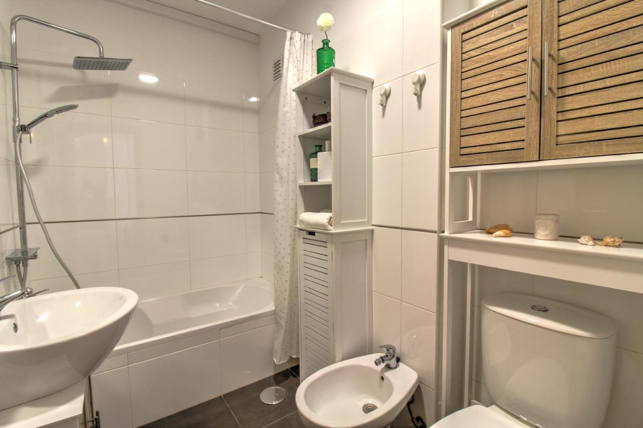 Апартаменти Center Location, Ac, Swimming Pool, And Parking Олян Екстер'єр фото